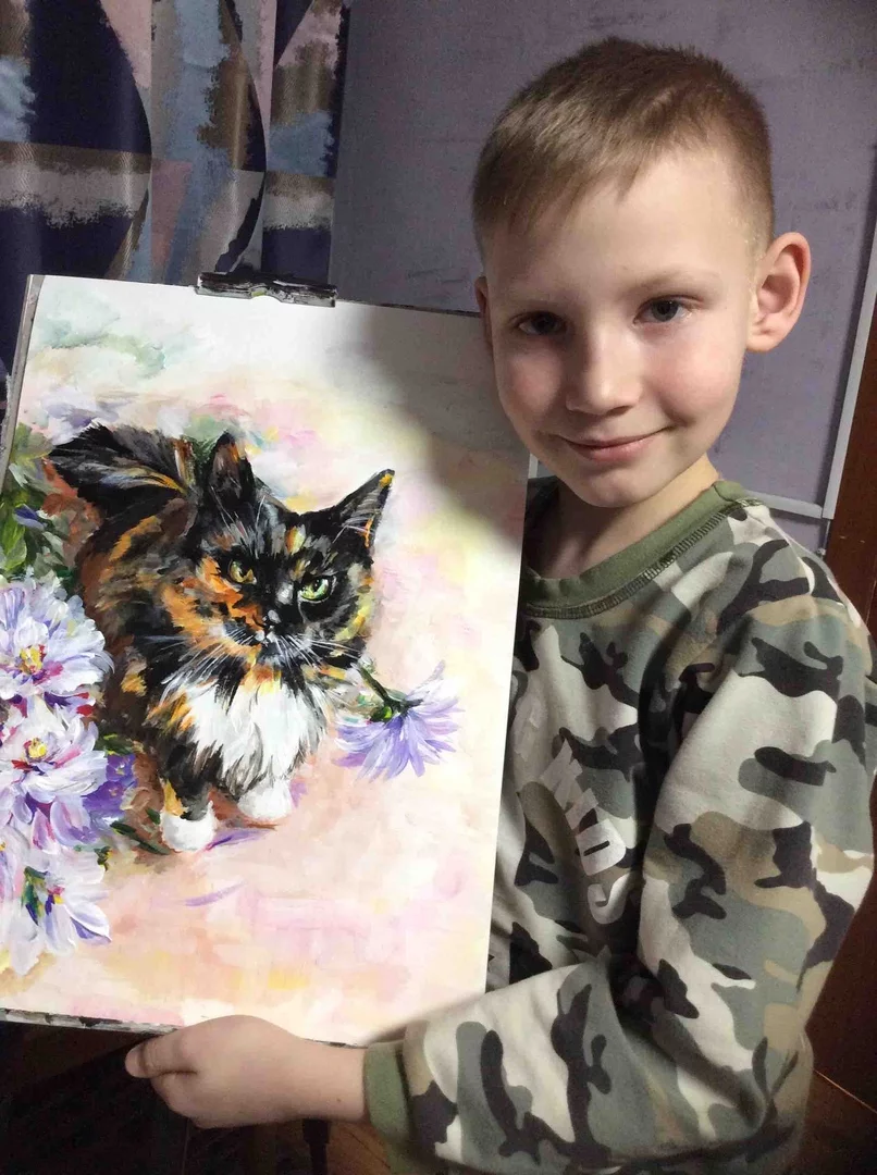 Niño crea pinturas personalizadas de animales para conseguir recursos para un refugio 7 Niño y pintura hecha por él