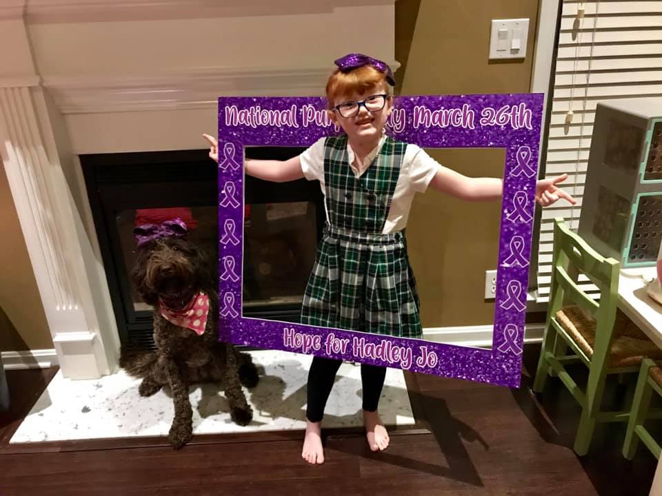 Adorable perro de servicio es incluido en el anuario junto a su niña favorita 4 Ariel y niña