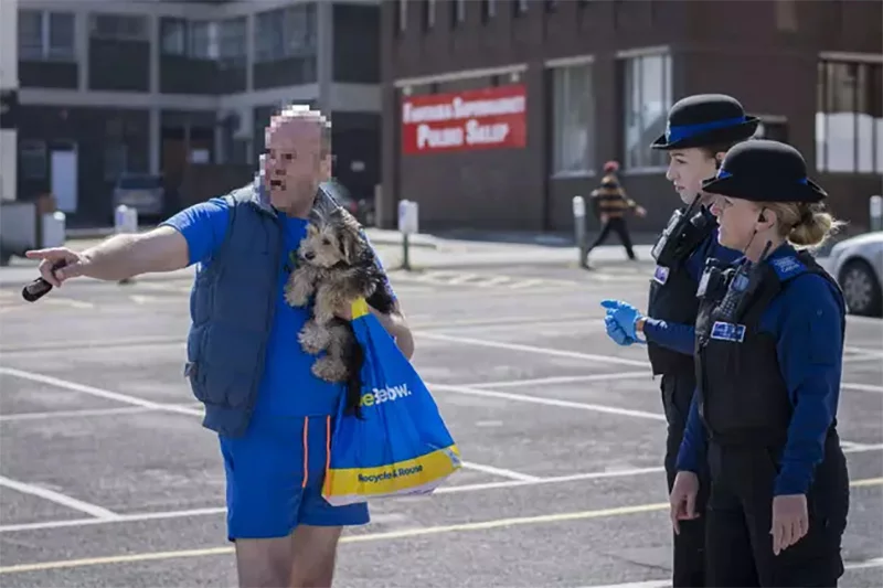 Hombre rompe ventana