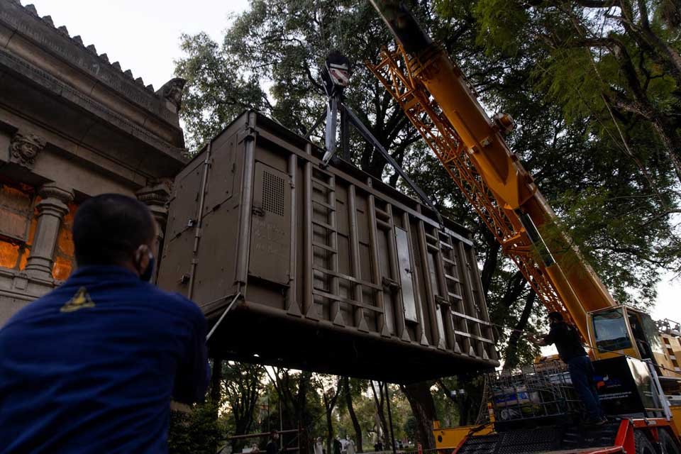 Elefanta que estuvo 50 años en cautiverio fue liberada para ser trasladada a un santuario 12 Mara en el interior de la caja