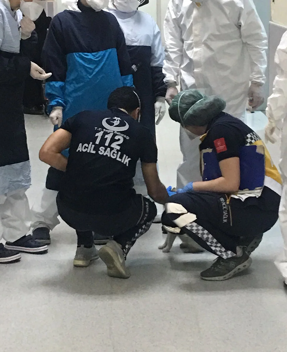 Médicos ayudando Médicos ayudando