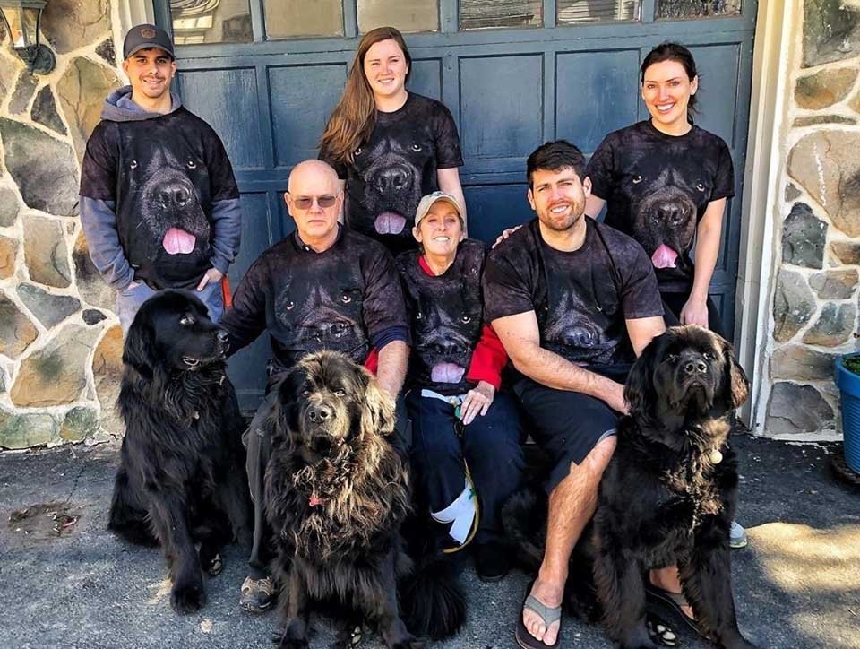 Mujer y sus 9 perros visitan a personas hospitalizadas llevando felicidad a quienes más la necesitan 12 Personas con camisetas de perros