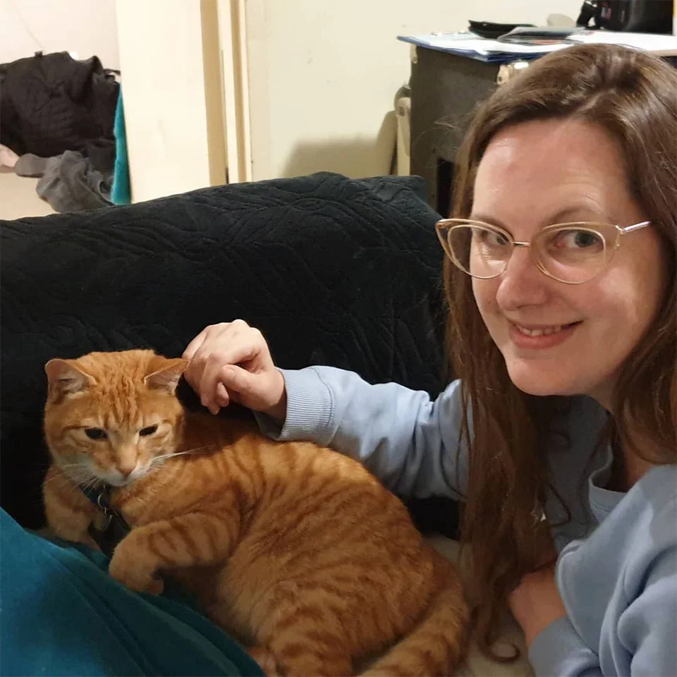 Gato se escabulle a casa de sus vecinos todos los días para pasar la noche 6 Alex y Tigger