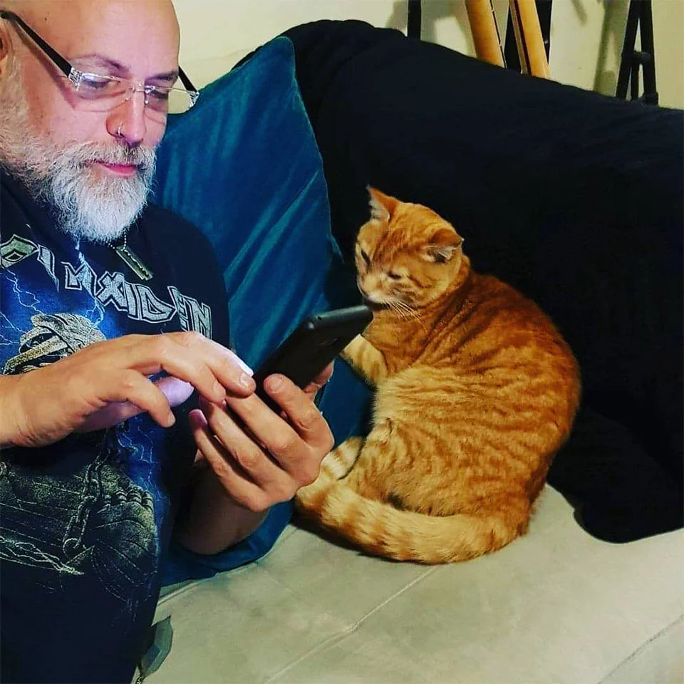 Gato se escabulle a casa de sus vecinos todos los días para pasar la noche 5 John y Tig