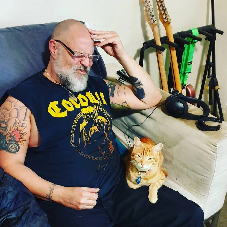 Gato se escabulle a casa de sus vecinos todos los días para pasar la noche 8 John y Tigger