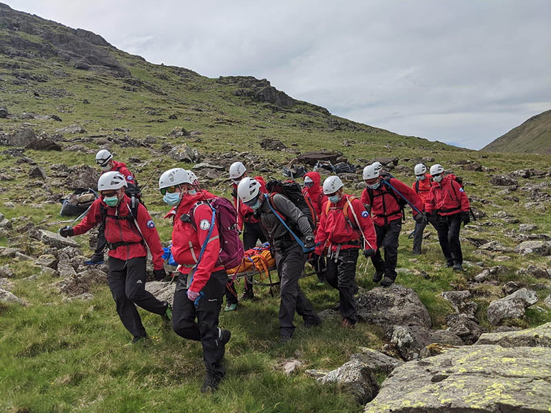 Equipo de rescate montaña más alta