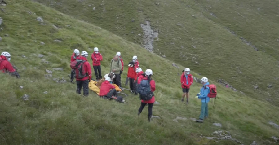San bernardo que no pudo bajar de la montaña consigue su propio equipo de rescate 2 Montaña más alta inglaterra