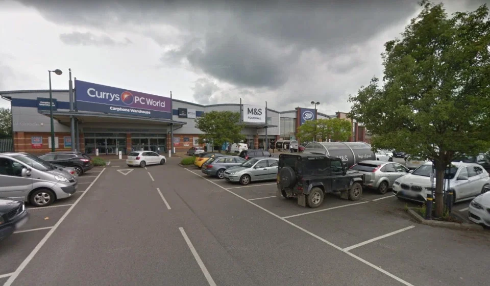 Hombre salva a un perro encerrado en un auto caliente rompiendo la ventana con un hacha 3 Centro comercial