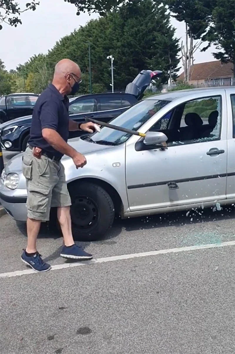 Hombre salva a un perro encerrado en un auto caliente rompiendo la ventana con un hacha 4 Hombre salvó perro atrapado