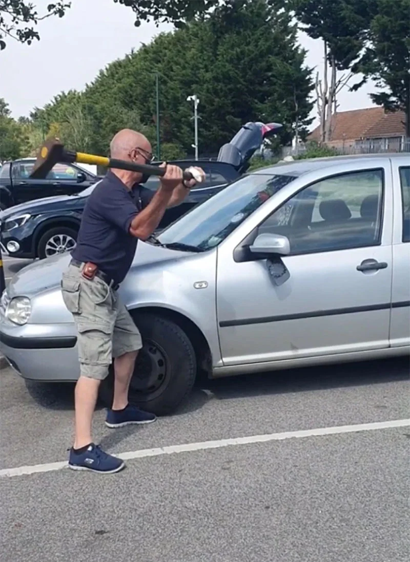 Hombre salva a un perro encerrado en un auto caliente rompiendo la ventana con un hacha 2 Hombre salvó perro de un carro