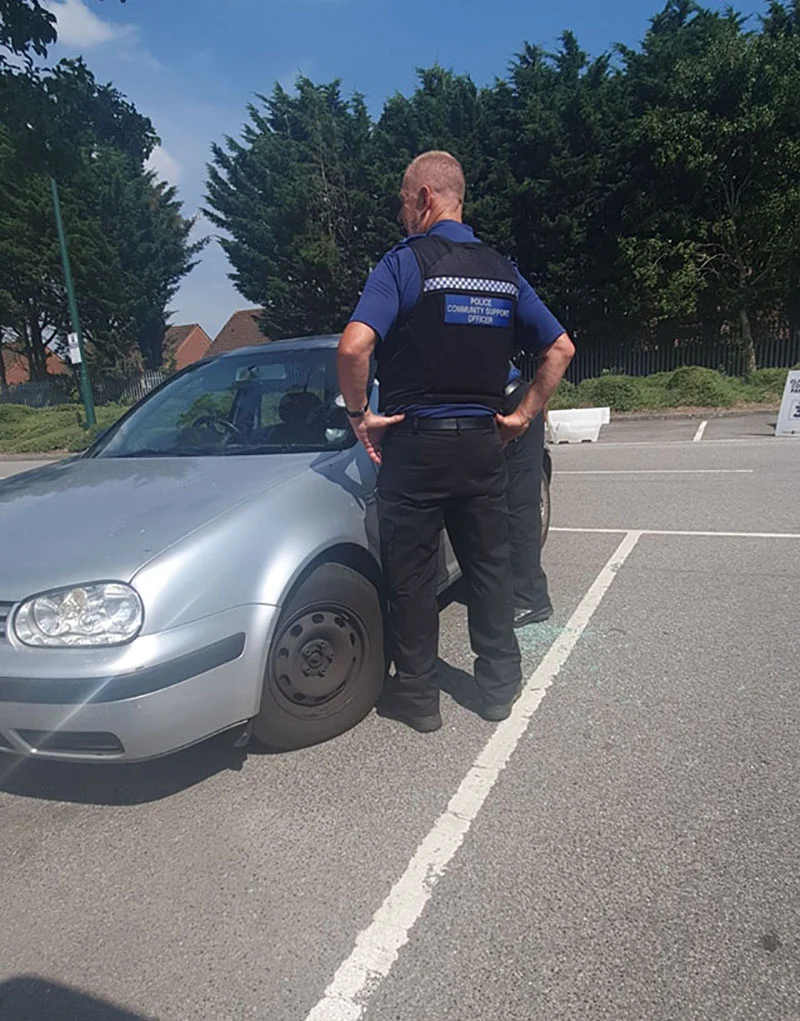 Hombre salva a un perro encerrado en un auto caliente rompiendo la ventana con un hacha 5 Hombre salvó perro encerrado