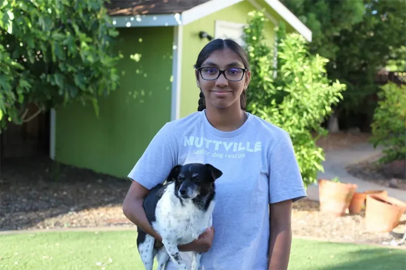 Meena, niña adoptada
