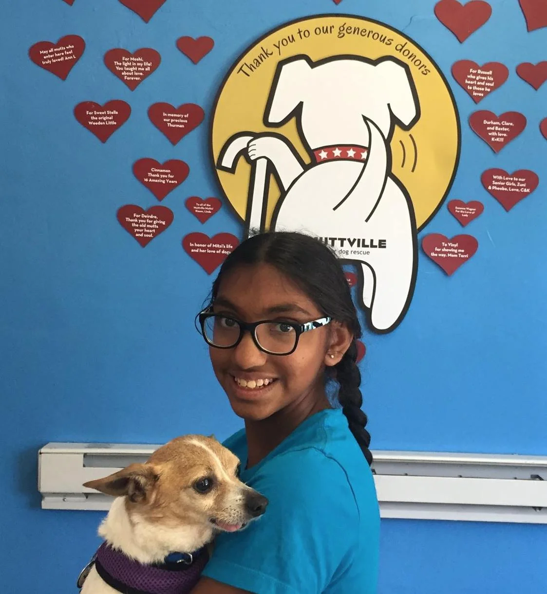 Niña adoptada ayuda refugio