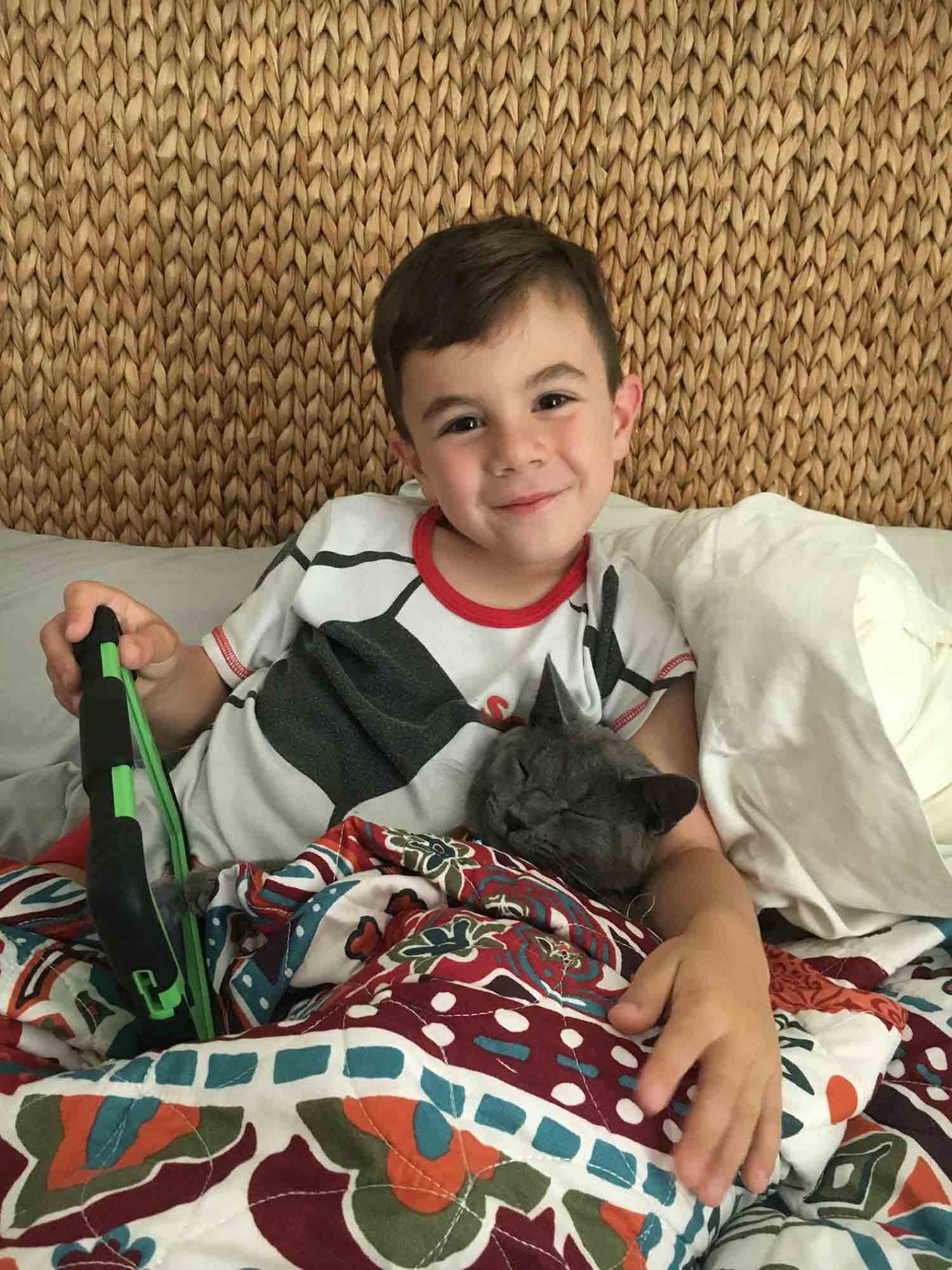 Familia estaba planeando adoptar un gatito hasta que vieron a este gato de cara triste 5 Niño y su gato en la cama
