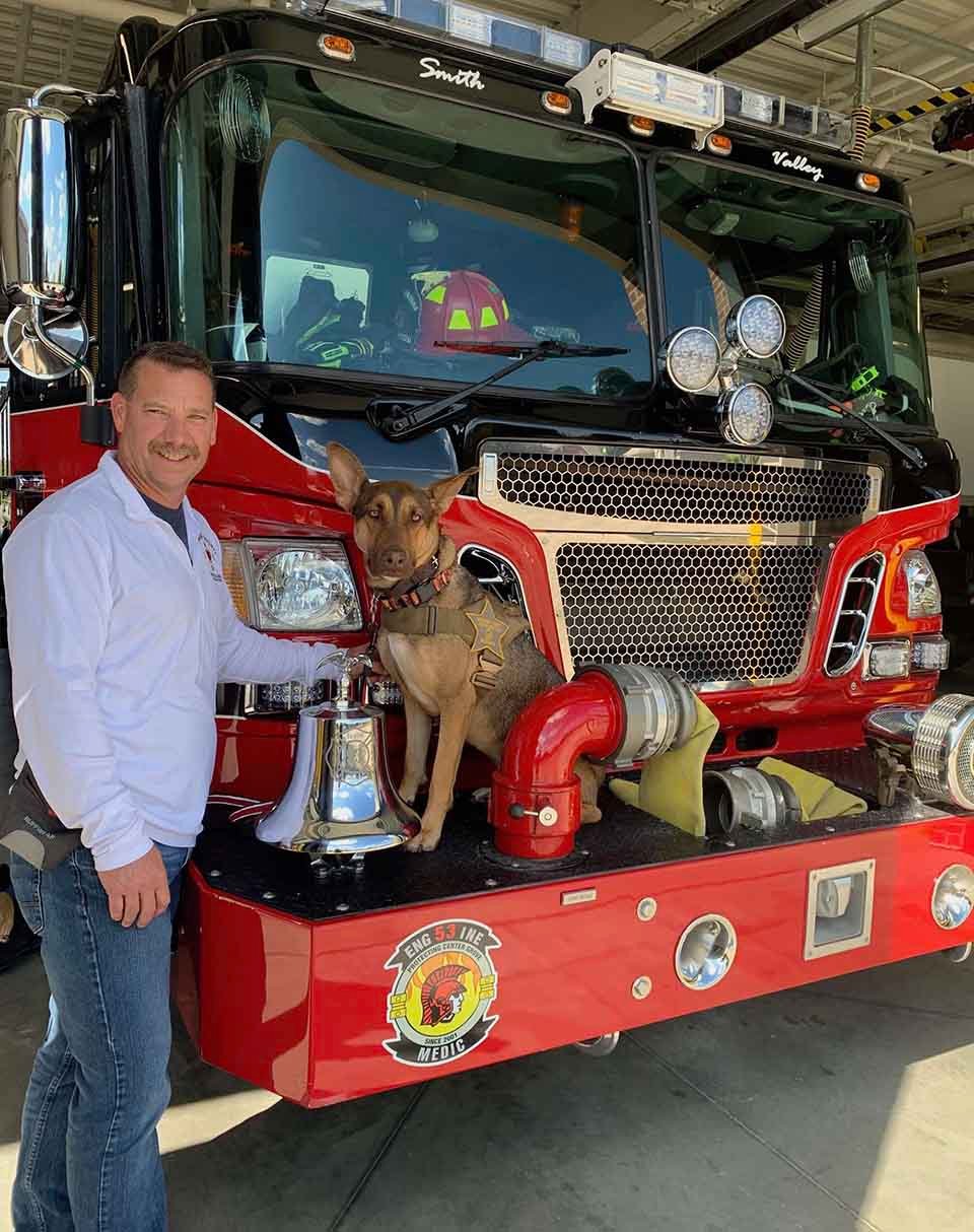 Perrita es encontrada con un mensaje dentro de una botella en su collar 10 Perro en estación de bomberos