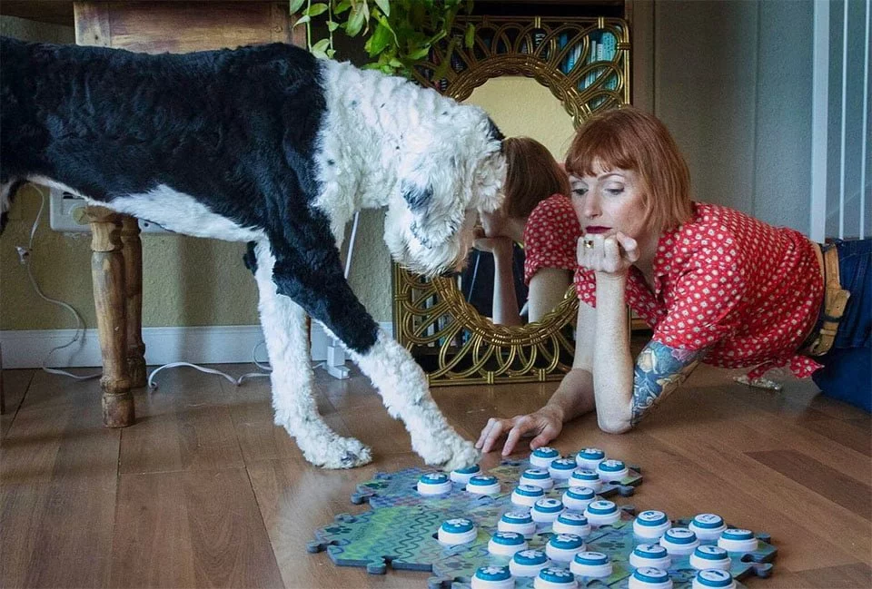 Enseña a su perrita a 'hablar' con botones y se sorprende cuando pregunta quién es 2 Bunny y Alexis