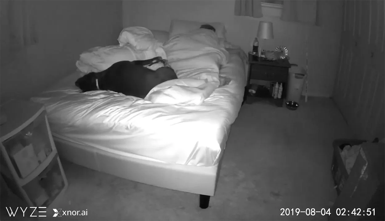 Mujer instala una cámara secreta para averiguar por qué tiene problemas para dormir 7 Mujer tiene problemas para dormir