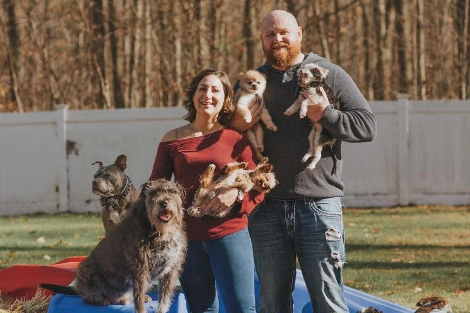 gran familia con 21 perros