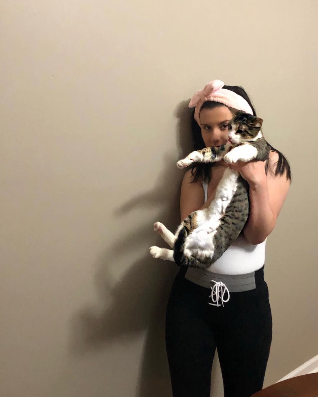 Gato y su mamá humana