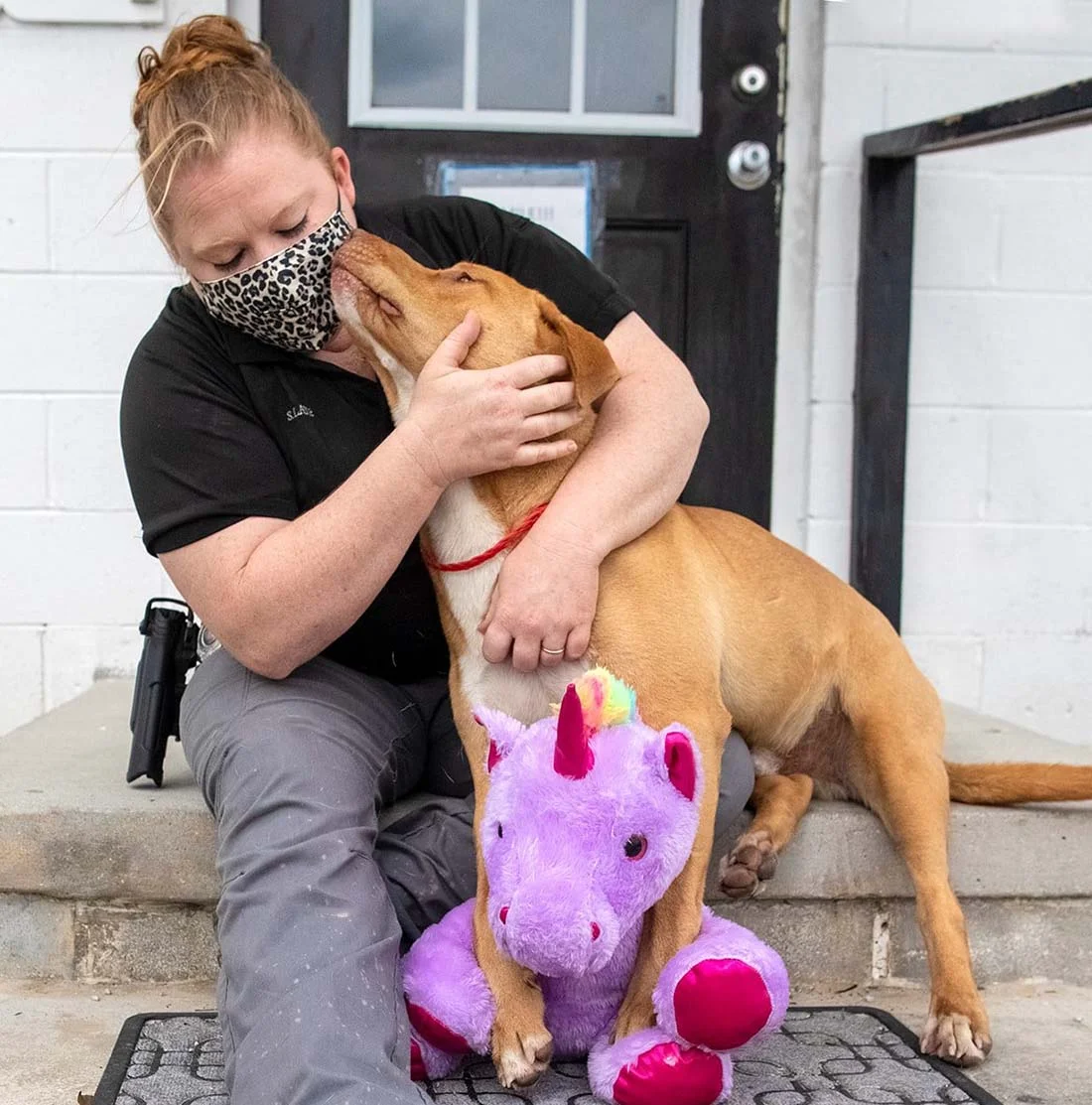 Perrito que seguía escabulléndose en una tienda por un unicornio de peluche tiene un nuevo comienzo 6 Perro y su cuidadora
