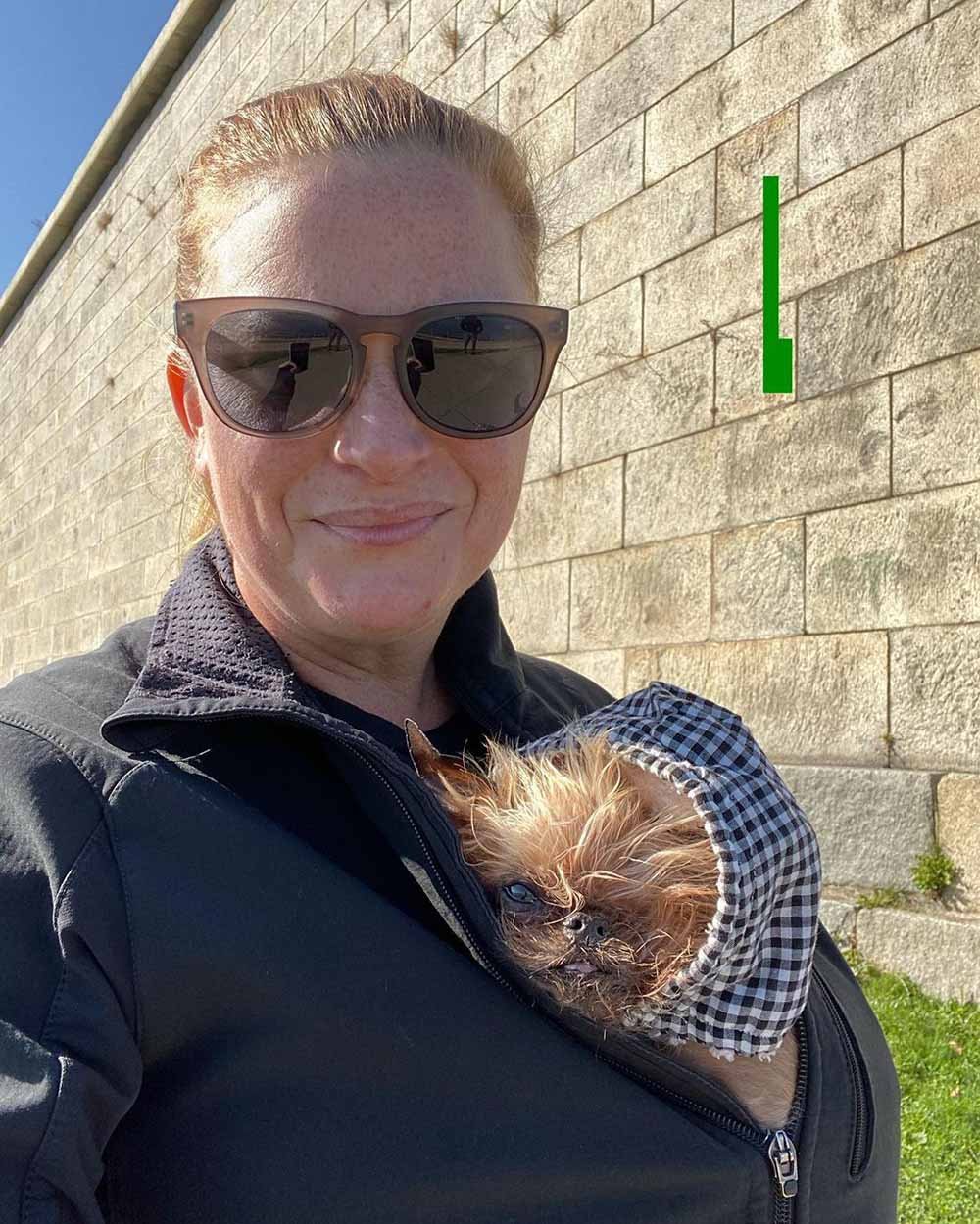 Perrita y su madre adoptiva