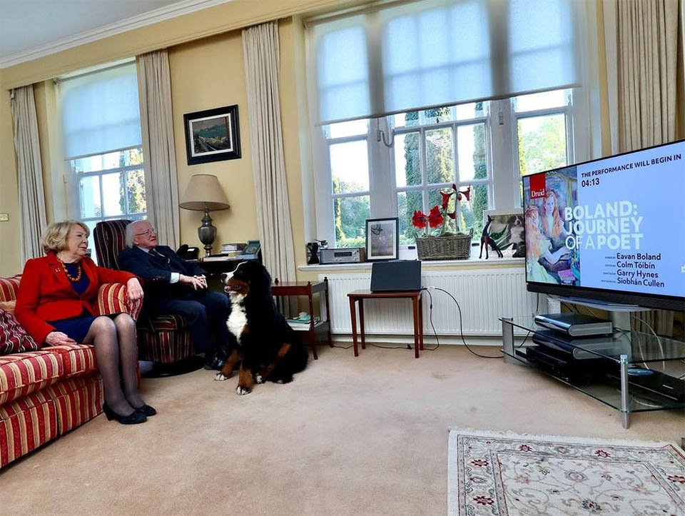 El perro del presidente de Irlanda pide atención durante una entrevista 16 Mascota del Michael