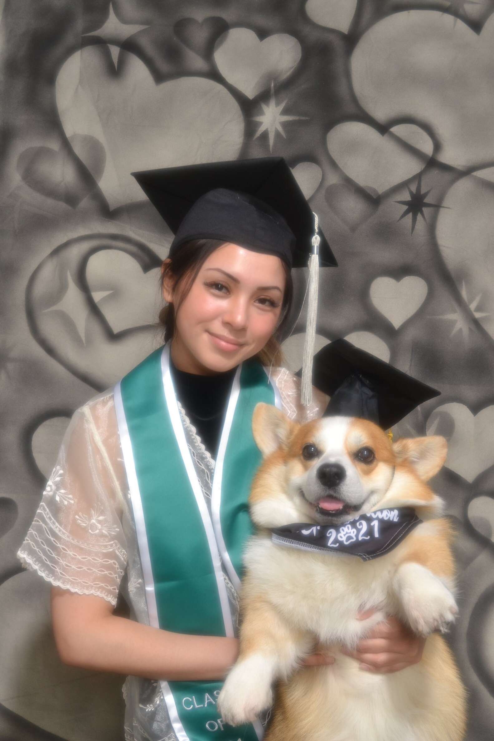 Estudiante hace una sesión de fotos de graduación con el perro que la ayudó 7 Adorable sesión de fotos