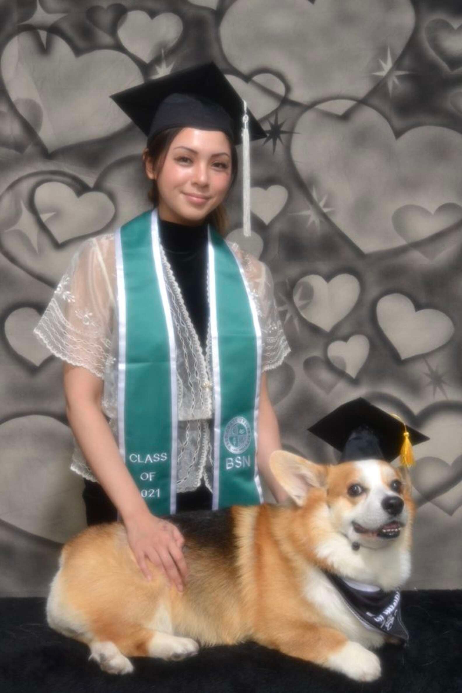 Estudiante hace una sesión de fotos de graduación con el perro que la ayudó 8 Estudiante hace una sesión de fotos de graduación con su mascota