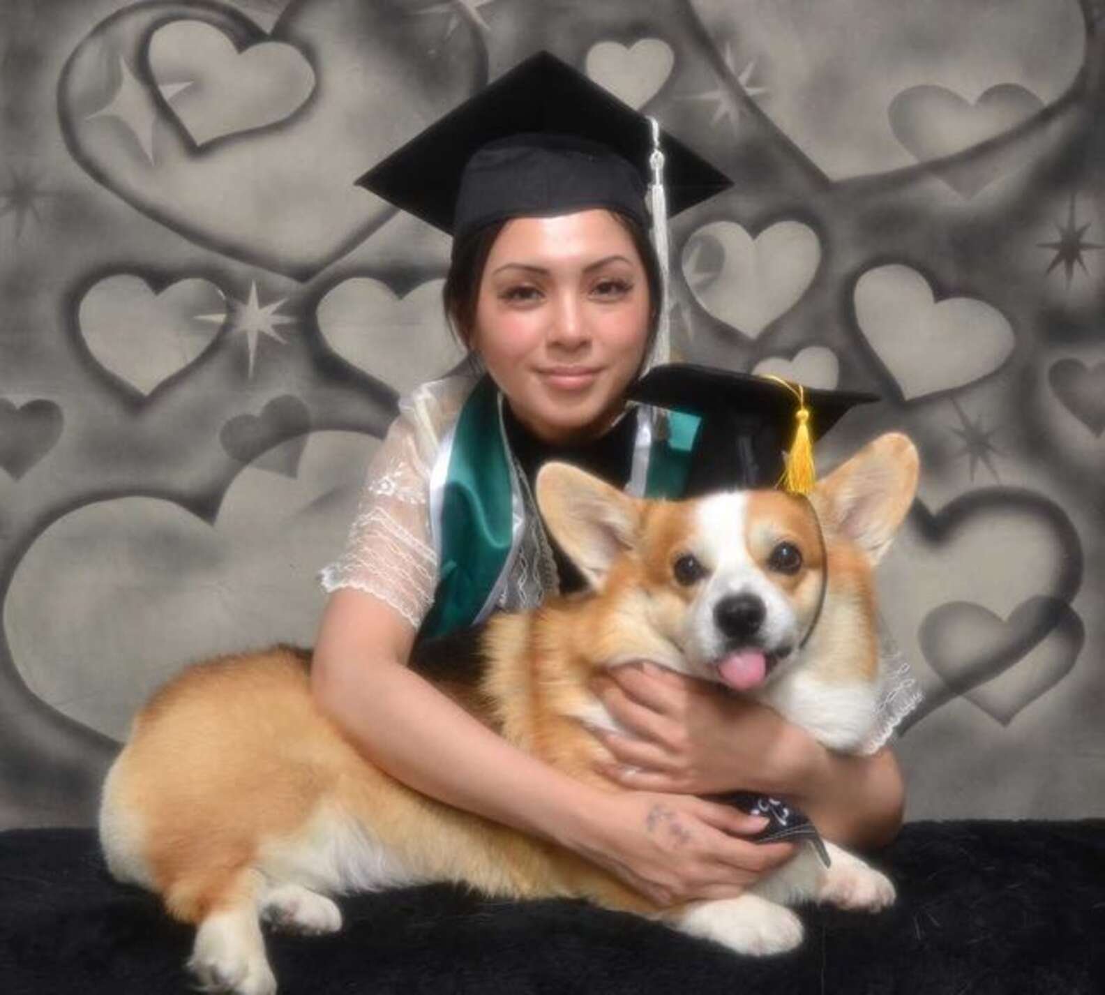 Estudiante hace una sesión de fotos de graduación con el perro que la ayudó 5 Estudiante hace una sesión de fotos de graduación