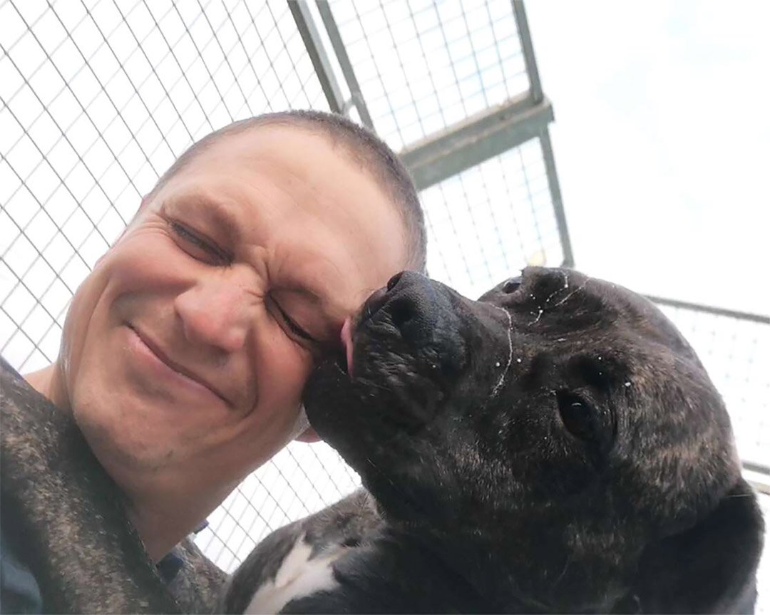 Perro dulce de un refugio vio cómo 221 perros eran adoptados mientras esperaba 2 años 10 Perro dulce y entrenador