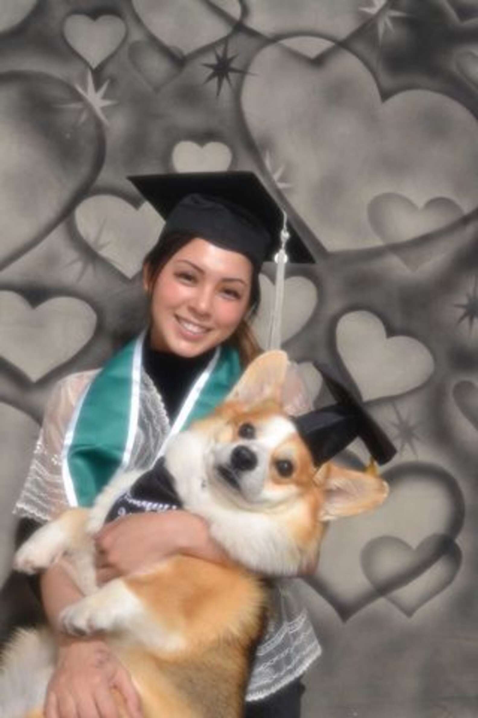 Estudiante hace una sesión de fotos de graduación con el perro que la ayudó 6 Sesión de fotos de graduación con su perro