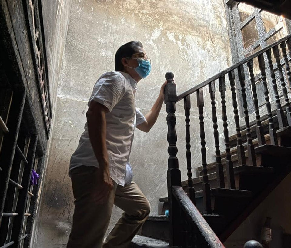 Perrita salva a una familia de cinco al despertarlos durante un incendio en su casa 7 Casa destruida