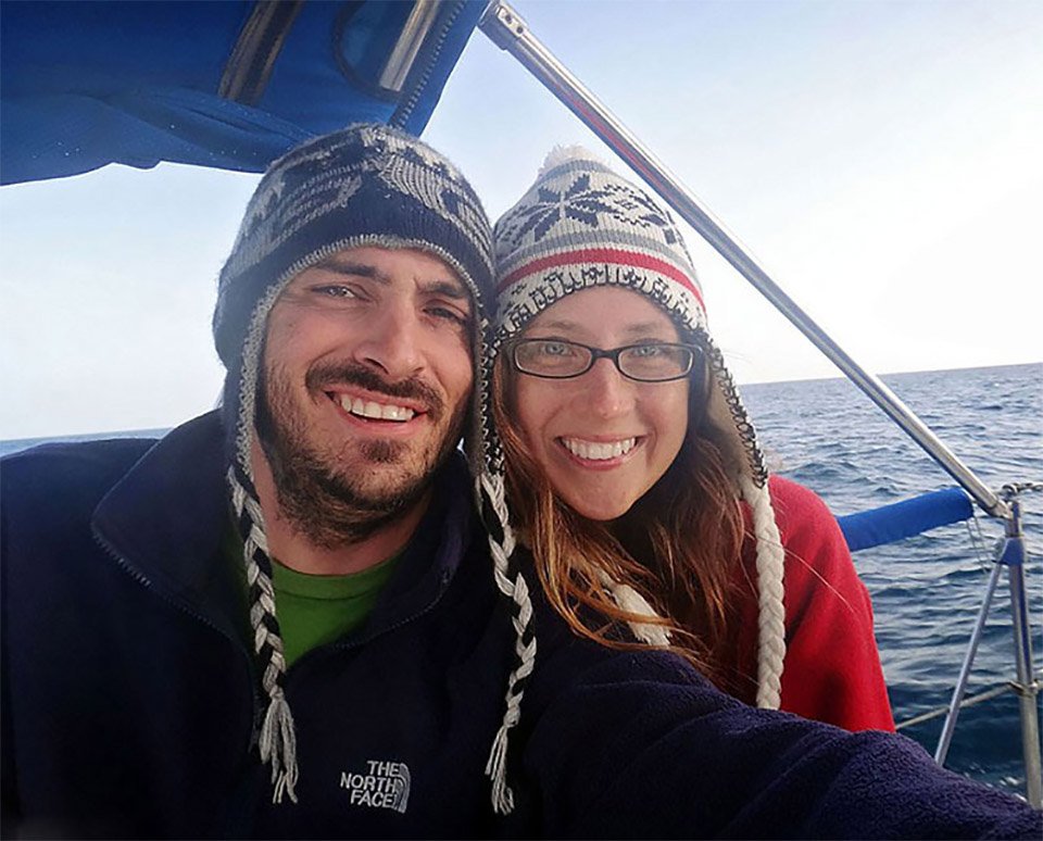 Pareja renuncia a trabajos