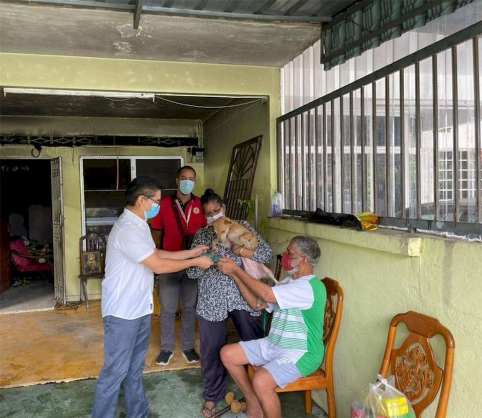 Perrita salva a una familia de cinco al despertarlos durante un incendio en su casa 4 Perrita salva familia incendio
