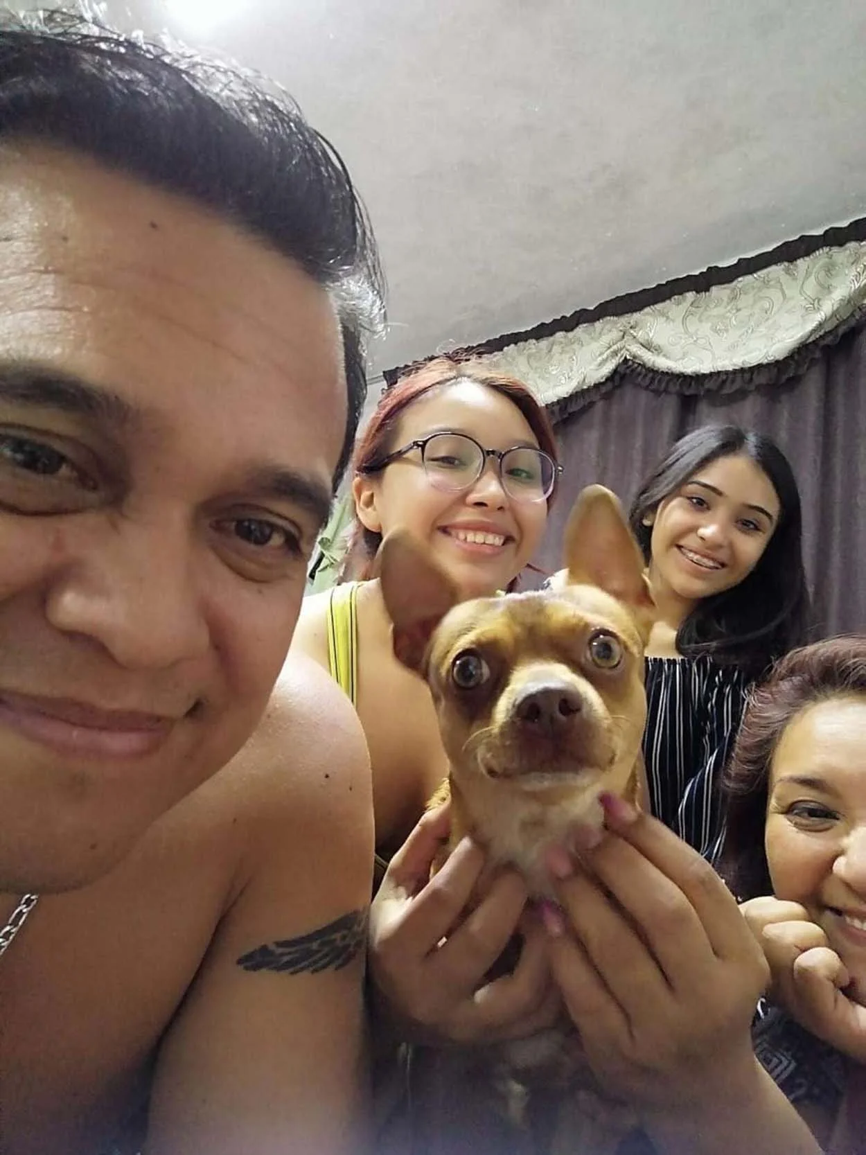 Perrito es muy feliz de que su familia recordará su cumpleaños
