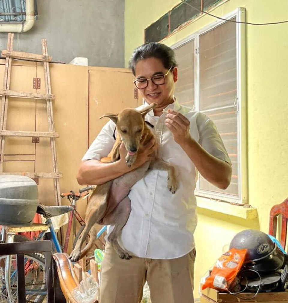 Perrita salva a una familia de cinco al despertarlos durante un incendio en su casa 6 Terence y Anandaveli