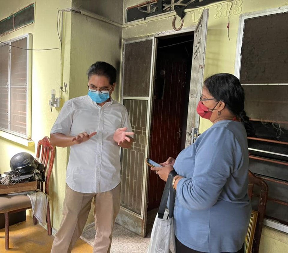 Perrita salva a una familia de cinco al despertarlos durante un incendio en su casa 8 Terence y Vimala