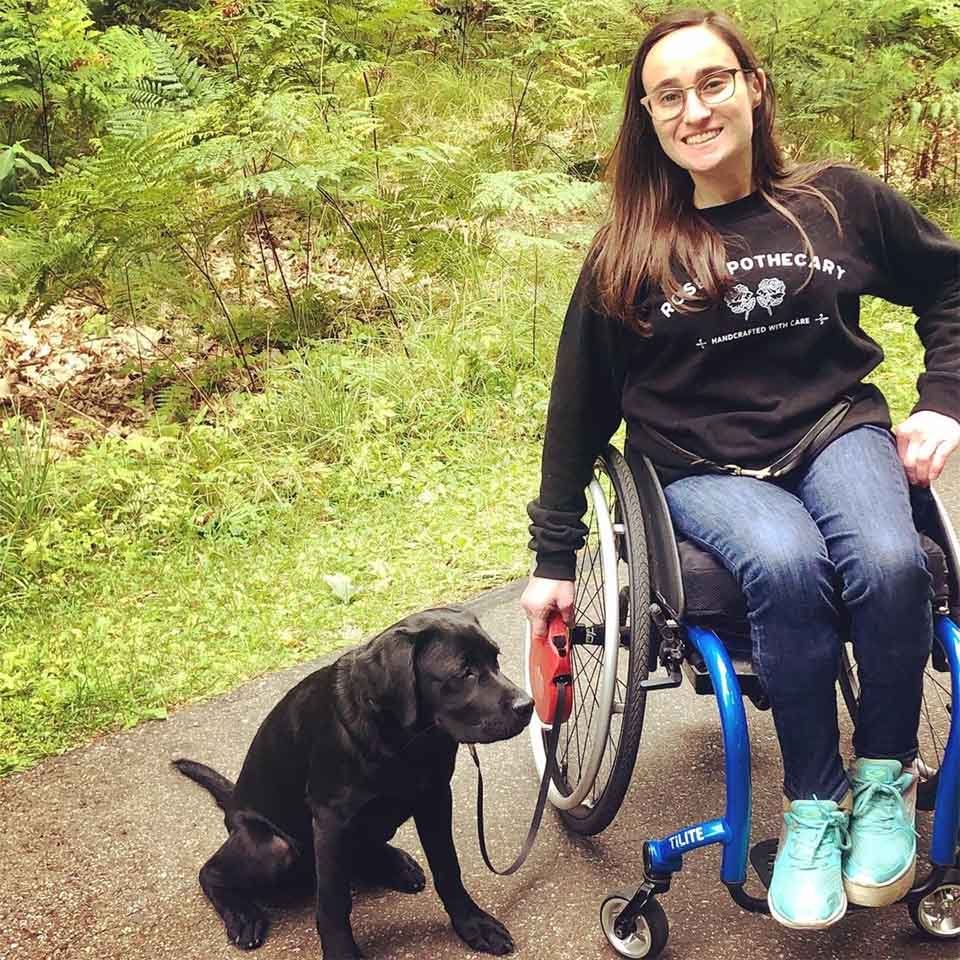 Perrita siempre le dice a su hermana sorda cuándo es el momento de dar un paseo 7 Lily y madre humana