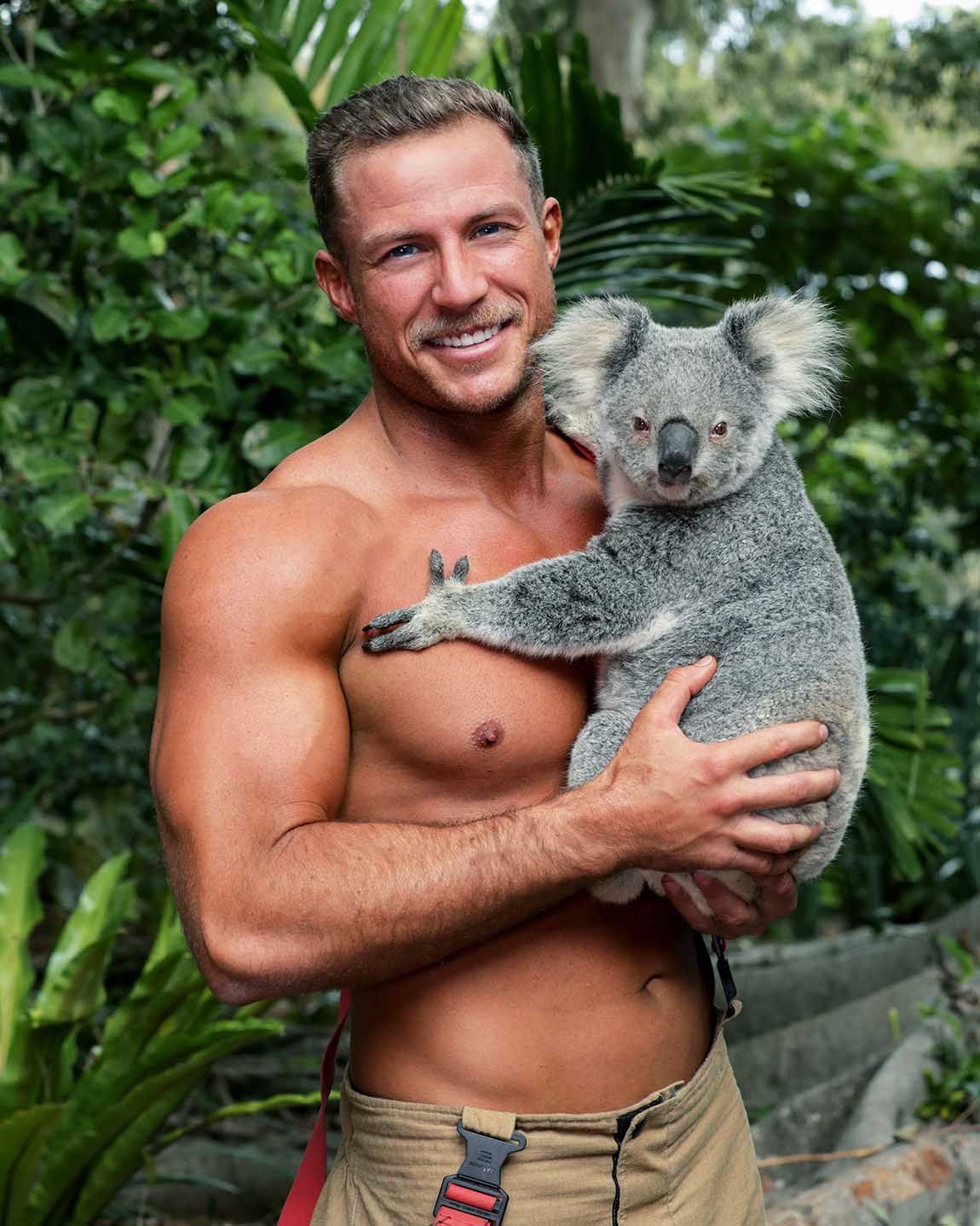 Adorable koala y bombero