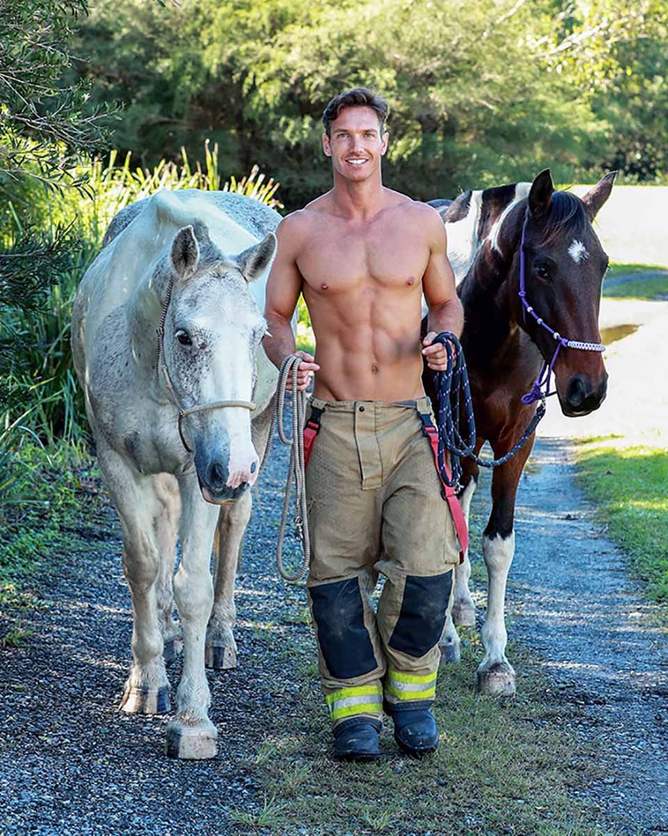 Bomberos australianos posando con animales para el calendario benéfico de 2022 12 Caballos dando paseo