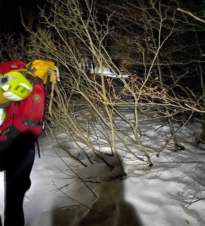 Perro leal mantiene abrigado al excursionista lesionado toda la noche hasta que llega ayuda 10 Grupo de rescate