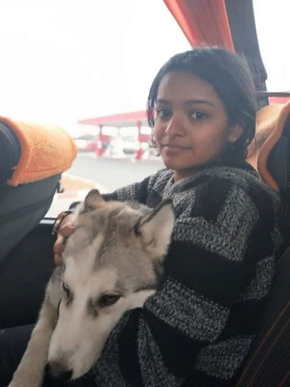 La joven india que no abandonaría a su perrita en una zona de guerra 9 Joven india que no abandonó su perrita en zona de guerra