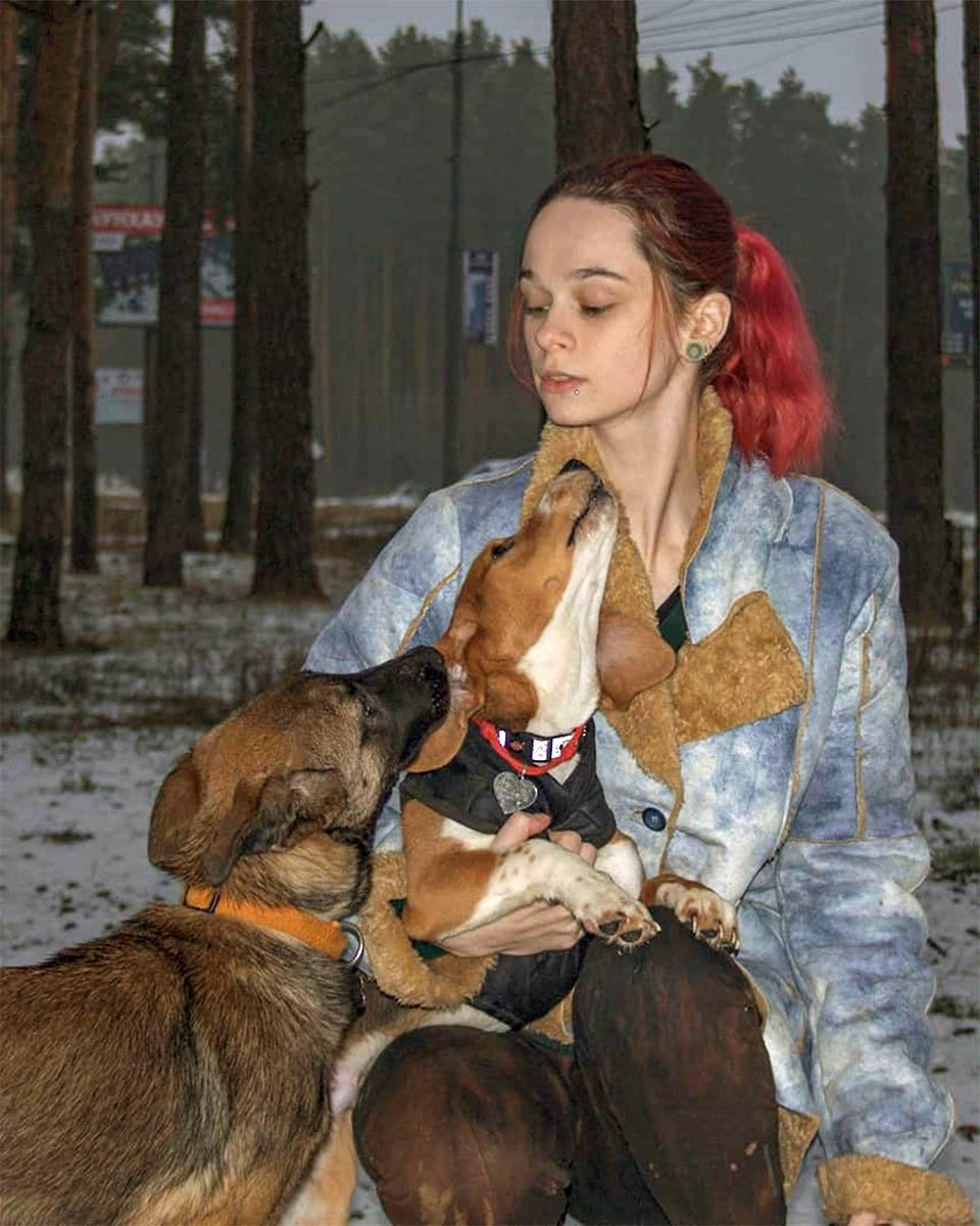 Nastya Tikhaya con sus perros Nastya Tikhaya con sus perros