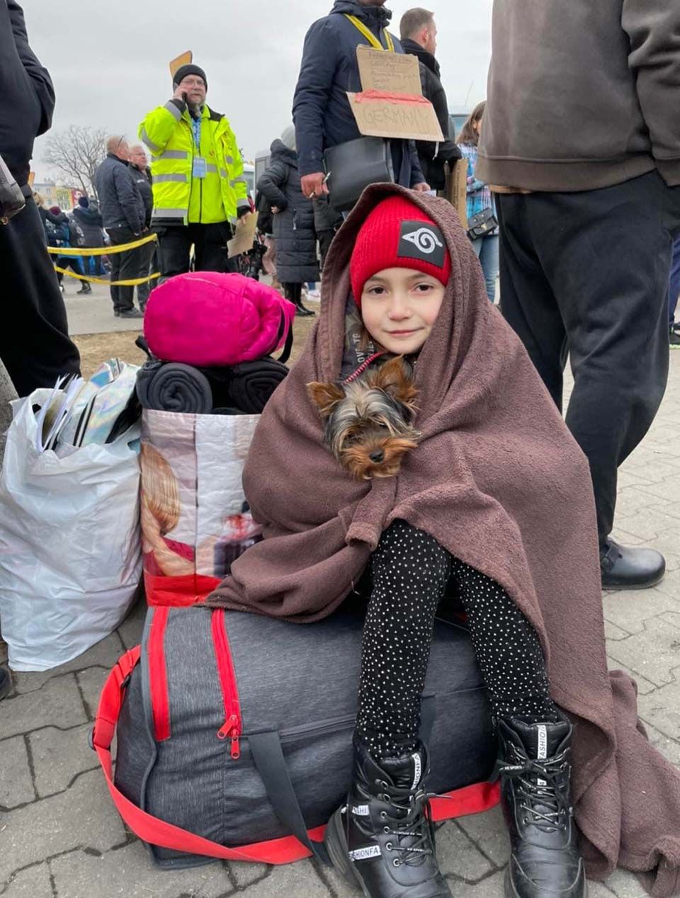 Niña refugiada y su mascota