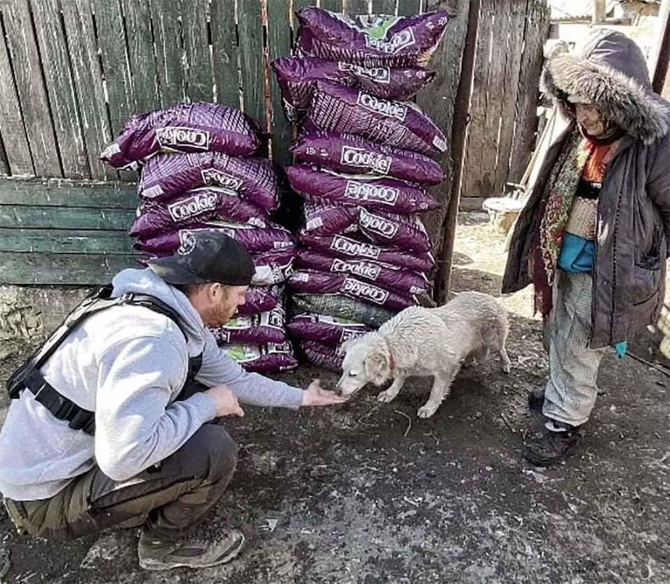 Veterano y su equipo esquivaron proyectiles para salvar a 120 animales atrapados en un refugio 10 Tom ayudando