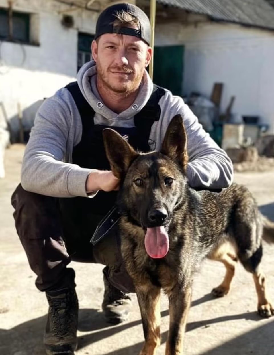 Veterano y su equipo esquivaron proyectiles para salvar a 120 animales atrapados en un refugio 8 Tom