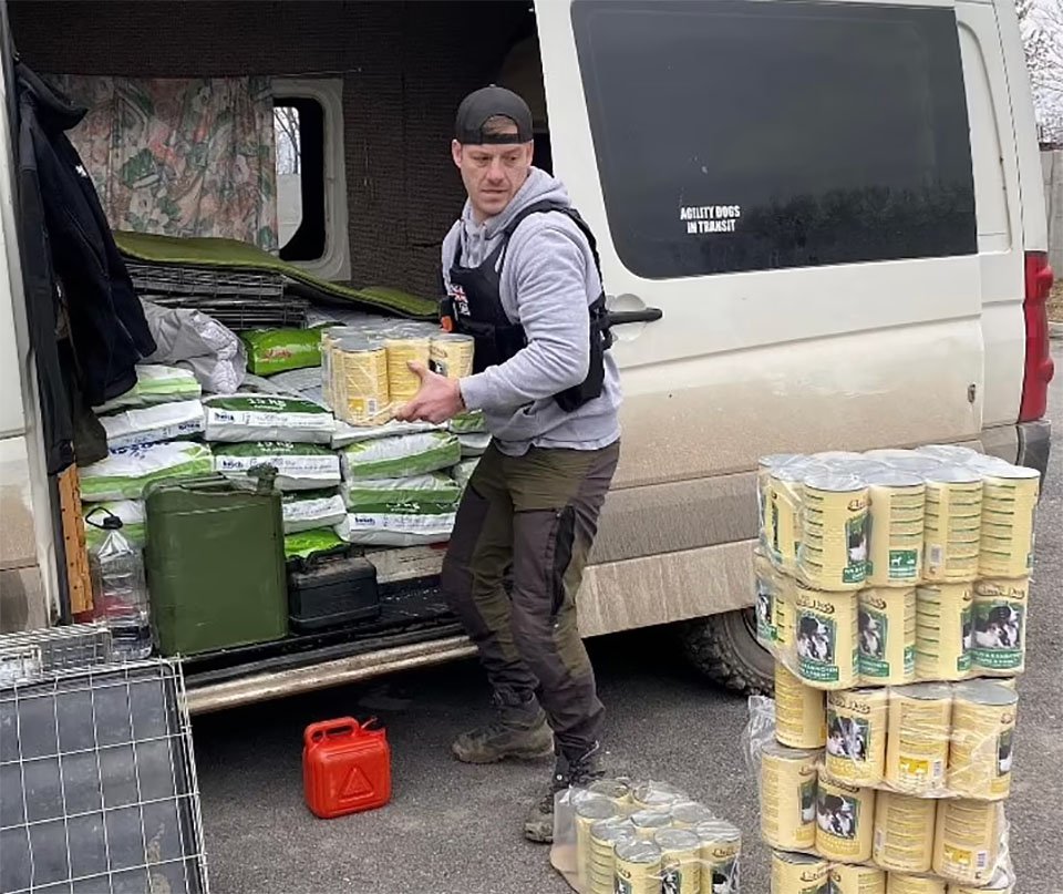 Veterano y su equipo esquivaron proyectiles para salvar a 120 animales atrapados en un refugio 14 Veterano de guerra