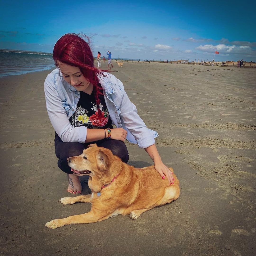 Mujer y su mascota en la playa