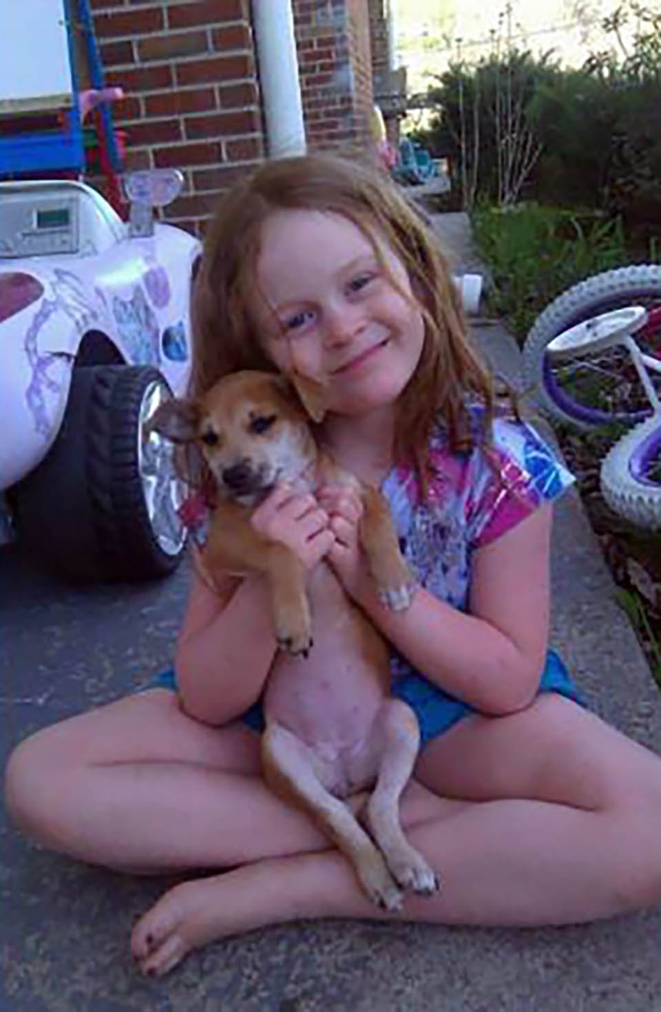 Adolescente salvó a su perrita nadando hasta un techo en una inundación 6 Chloe de niña junto a su perrita