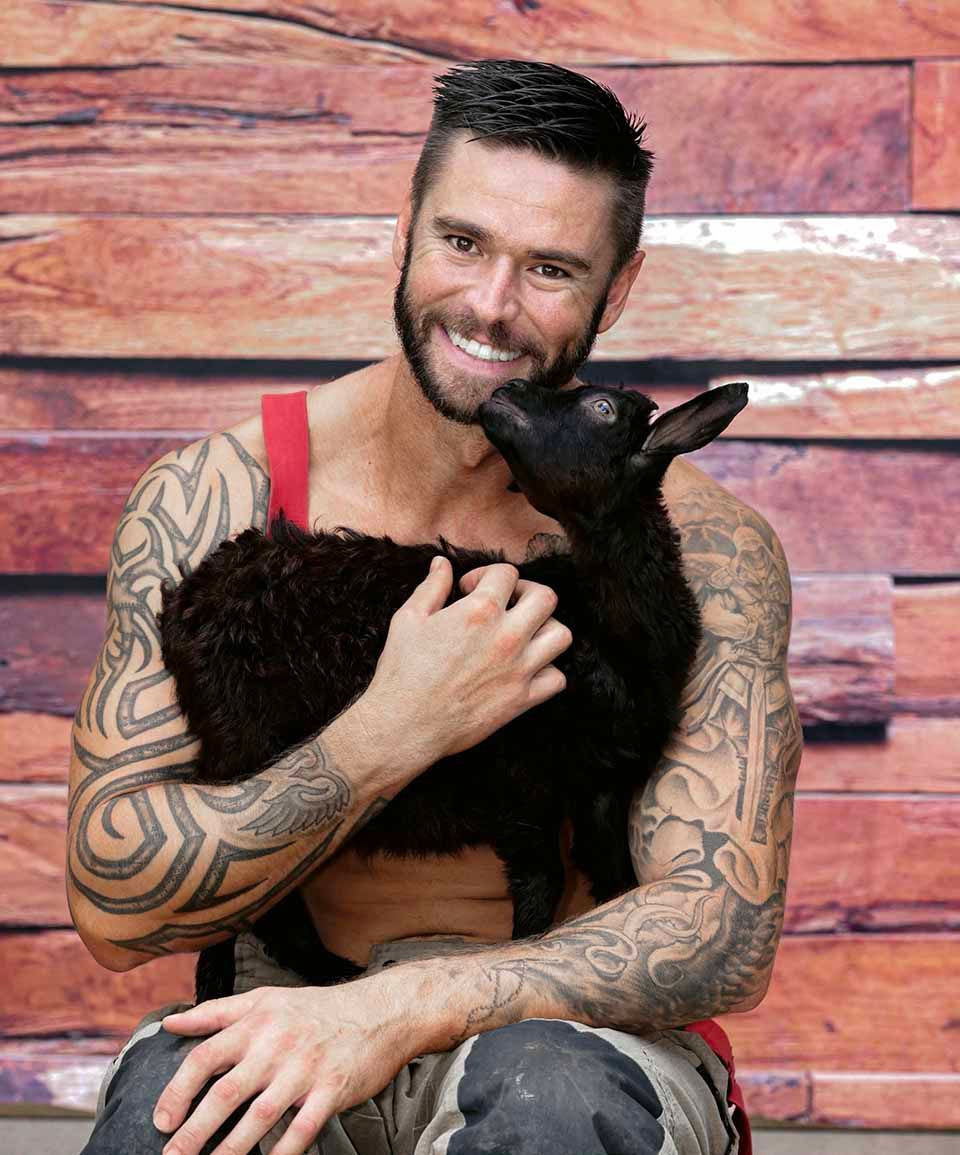 Bomberos australianos posando con animales